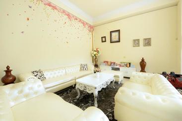 تختخواب و صبحانه Love Fun House
