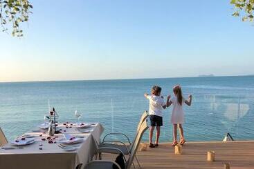 مسافرخانه Sea&sky Luxury Absolute Beachfront Villa