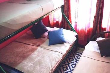 تختخواب و صبحانه Airport Traveler S Home
