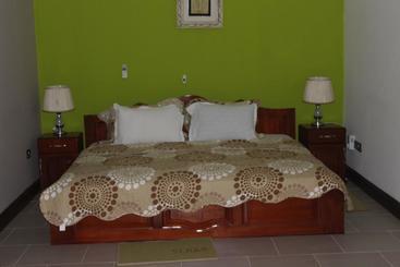 هتل Oguaa Apartments & Lodging