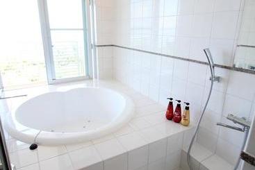 هتل Resort Class Inn Onna Village