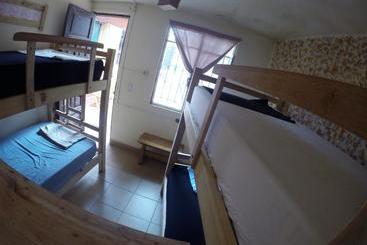 تختخواب و صبحانه La Cúpula Hostel & Camping