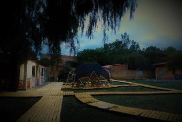 تختخواب و صبحانه La Cúpula Hostel & Camping
