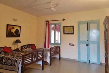 تختخواب و صبحانه Lily Pool Villa