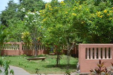 تختخواب و صبحانه Lily Pool Villa