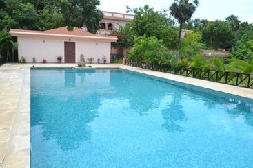 تختخواب و صبحانه Lily Pool Villa
