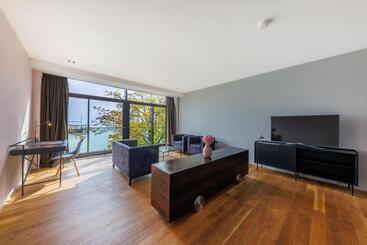 هتل Aika Seaside Living