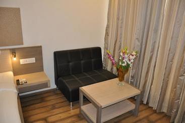 Mango Hotels Tansha Regal