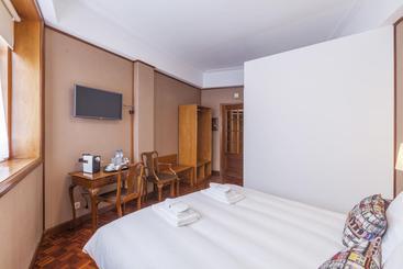 مسافرخانه Go2oporto @flores Guest House