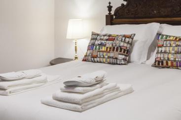 مسافرخانه Go2oporto @flores Guest House