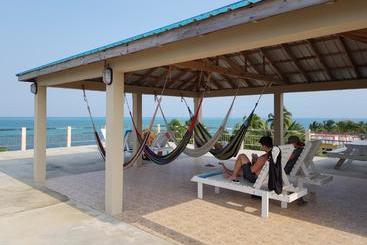هتل Caye Caulker Beach