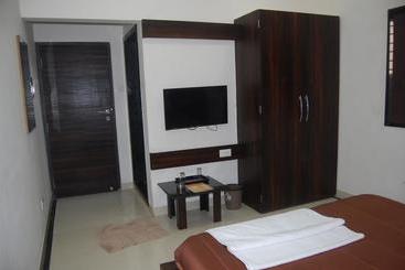 OYO 8022 Hotel Sunil Inn