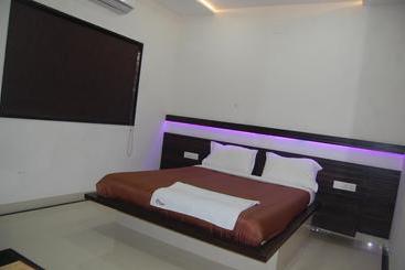 OYO 8022 Hotel Sunil Inn