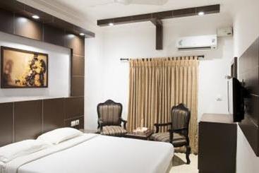هتل Lalitha Inn