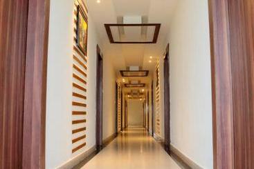 هتل Sudarshan City Walk