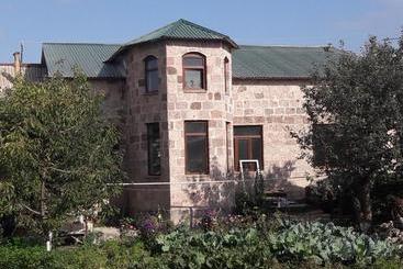تختخواب و صبحانه Green Gables Martuni