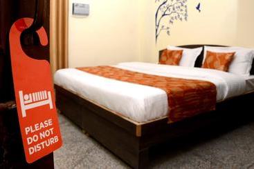 هتل Oyo Room Nims Kukas