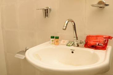 هتل Oyo Room Nims Kukas