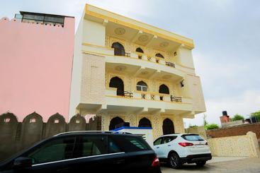 هتل Oyo Room Nims Kukas