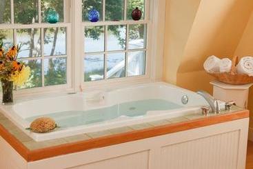 تختخواب و صبحانه Bufflehead Cove Inn