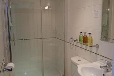 تختخواب و صبحانه The Lansbury Guest House