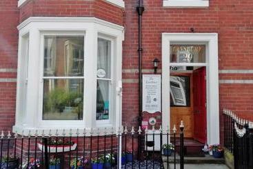تختخواب و صبحانه The Lansbury Guest House