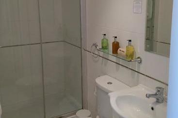 تختخواب و صبحانه The Lansbury Guest House