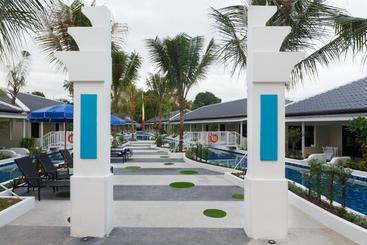 Tuana Hotels Brook Pool Access - Chalong