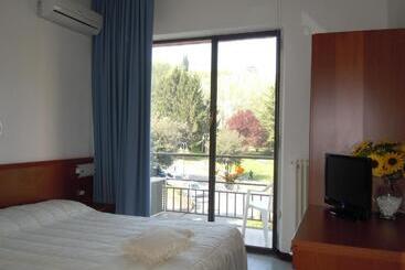ホテル Albergo Elvira