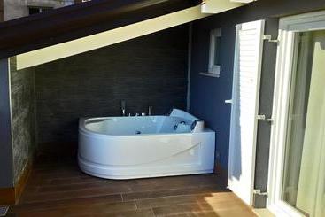 تختخواب و صبحانه Rooms Maison 3 Magnoni