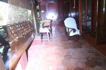 استراحتگاه Varkala Marine Palace