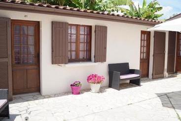 هتل Hôtel Les Mimosas