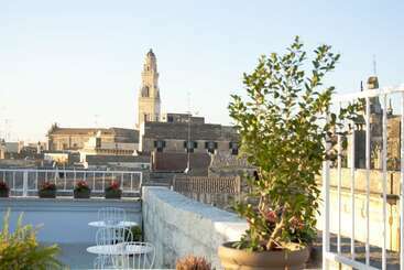 تختخواب و صبحانه And So