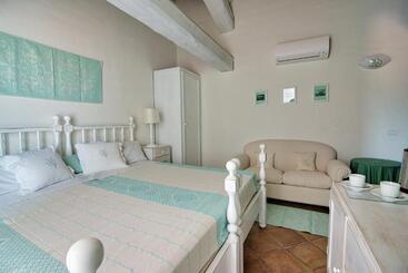 צימר Domus Corallia Luxury Rooms