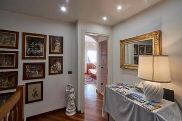 تختخواب و صبحانه Tosca House