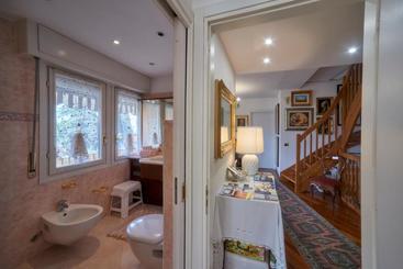 تختخواب و صبحانه Tosca House