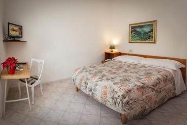 هتل Albergo Edera