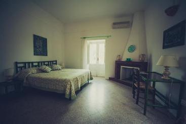 تختخواب و صبحانه Masseria Perronello Country House