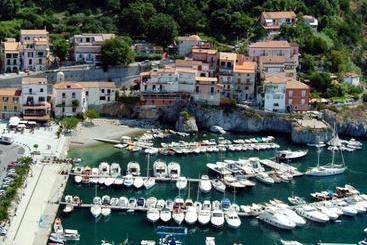 تختخواب و صبحانه Porto Di Mare