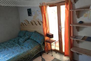 تختخواب و صبحانه La Source, Vegetarian Guest House