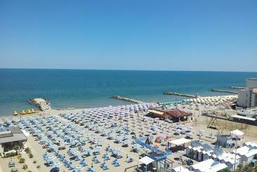 Ambasciatori Hotel   Beach Front  Breakfast Xxl & Brunch Until 12 30pm