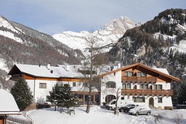 هتل Chalet Dlaces