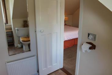 تختخواب و صبحانه Rowantree Cottage