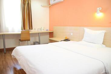 בית מלון כפרי 7days Inn Dalian Wafangdian Railway Station