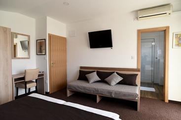 تختخواب و صبحانه Rooms Barba Niko Near Zagreb Airport