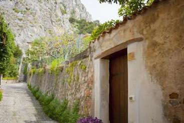 هتل B&b Bon Ton