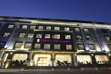 هتل Clarks Inn Suite Gwalior