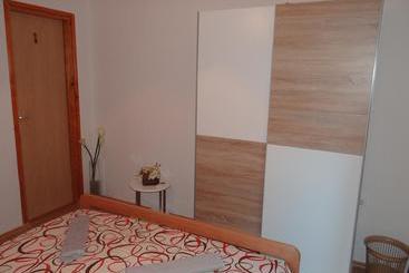 تختخواب و صبحانه Room Josip