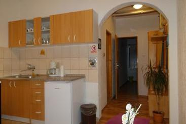 تختخواب و صبحانه Room Josip