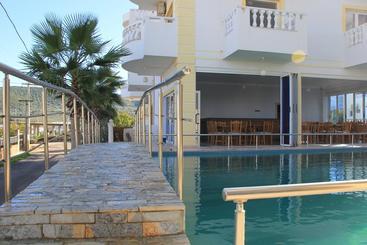 هتل Relax Apartments Ksamil
